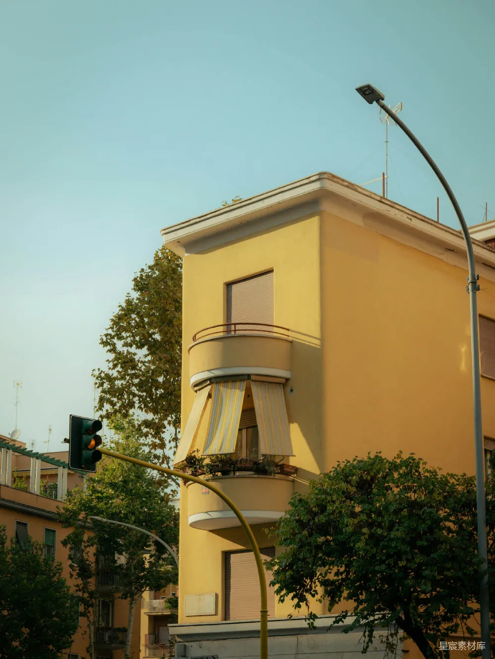 高清摄影 建筑 街景 温暖 城市 住宅 温馨的黄色建筑与街景