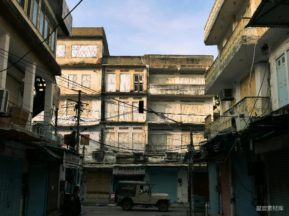 高清摄影 建筑 老旧 城市 街道 城市景观 狭窄街道上的老旧建筑群