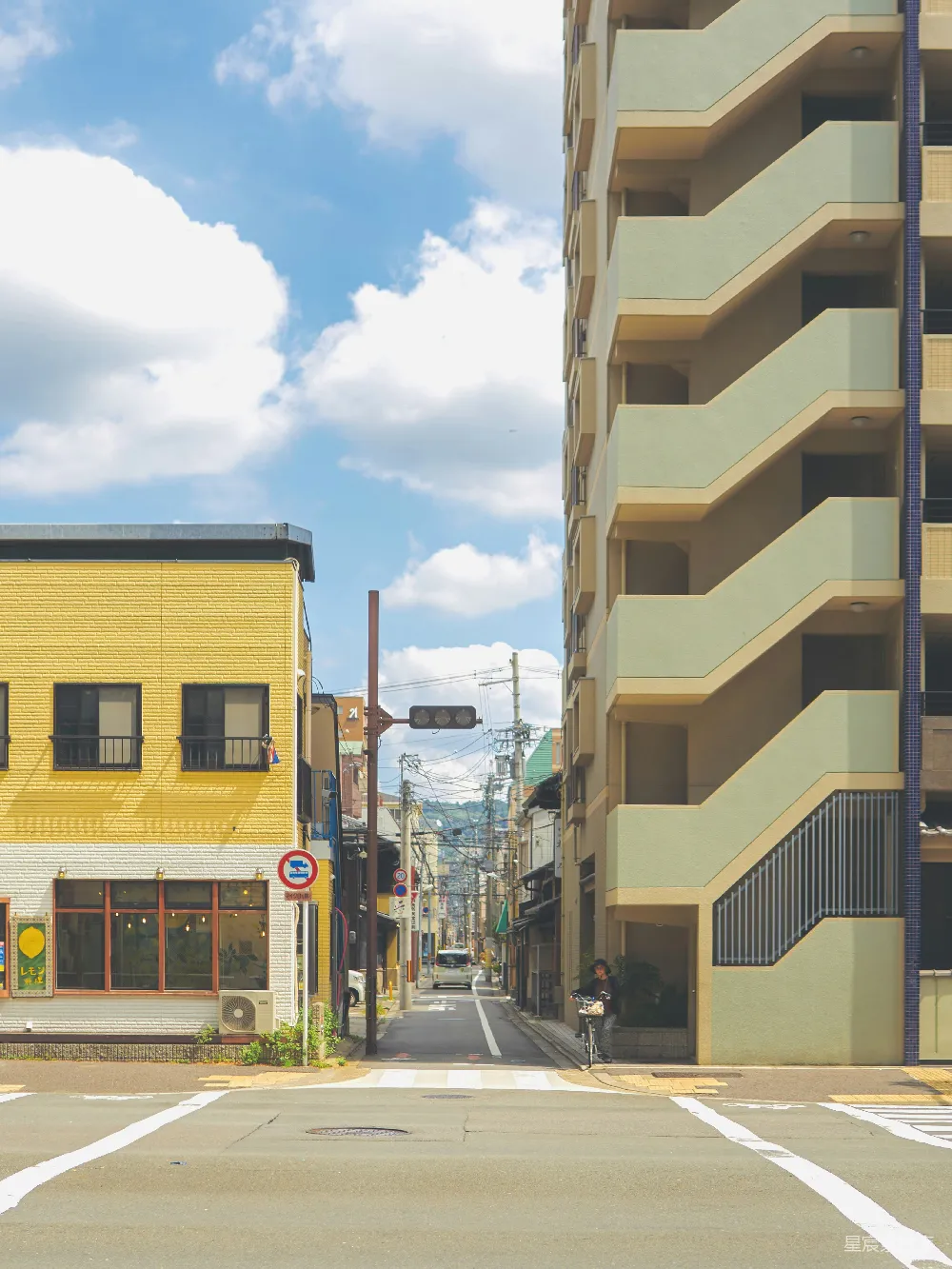 高清摄影 城市 建筑 街道 晴天 日常生活 阳光下的城市街景
