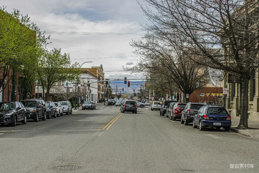 高清摄影 街道 城市 交通 晴天 树木 城市街道的日常景象