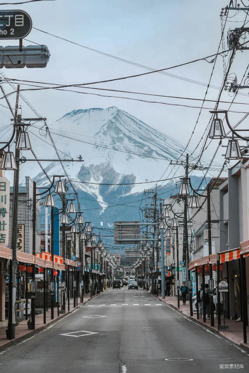 高清摄影 富士山 日本 城市 宁静 自然 静谧的富士山街道
