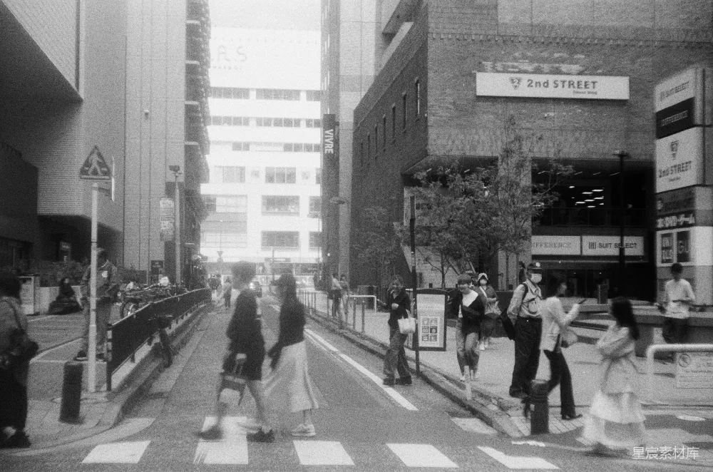 高清摄影 日本 城市生活 行人 黑白色调 街道 繁忙的日本街头
