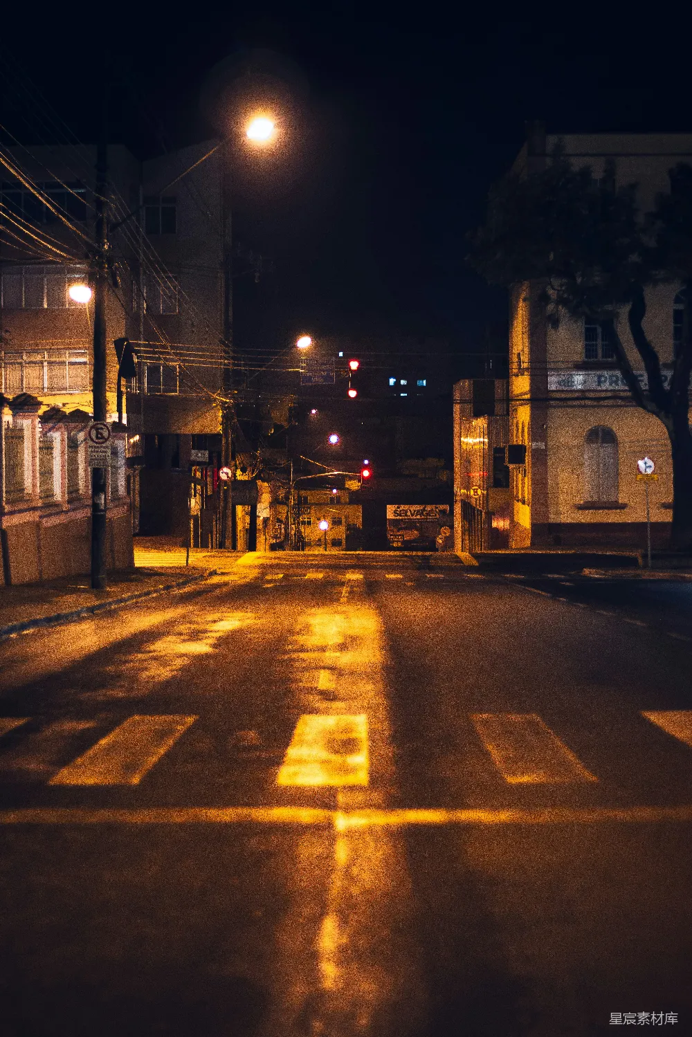 高清摄影 夜景 城市 街道 灯光 宁静 夜色中的城市街道