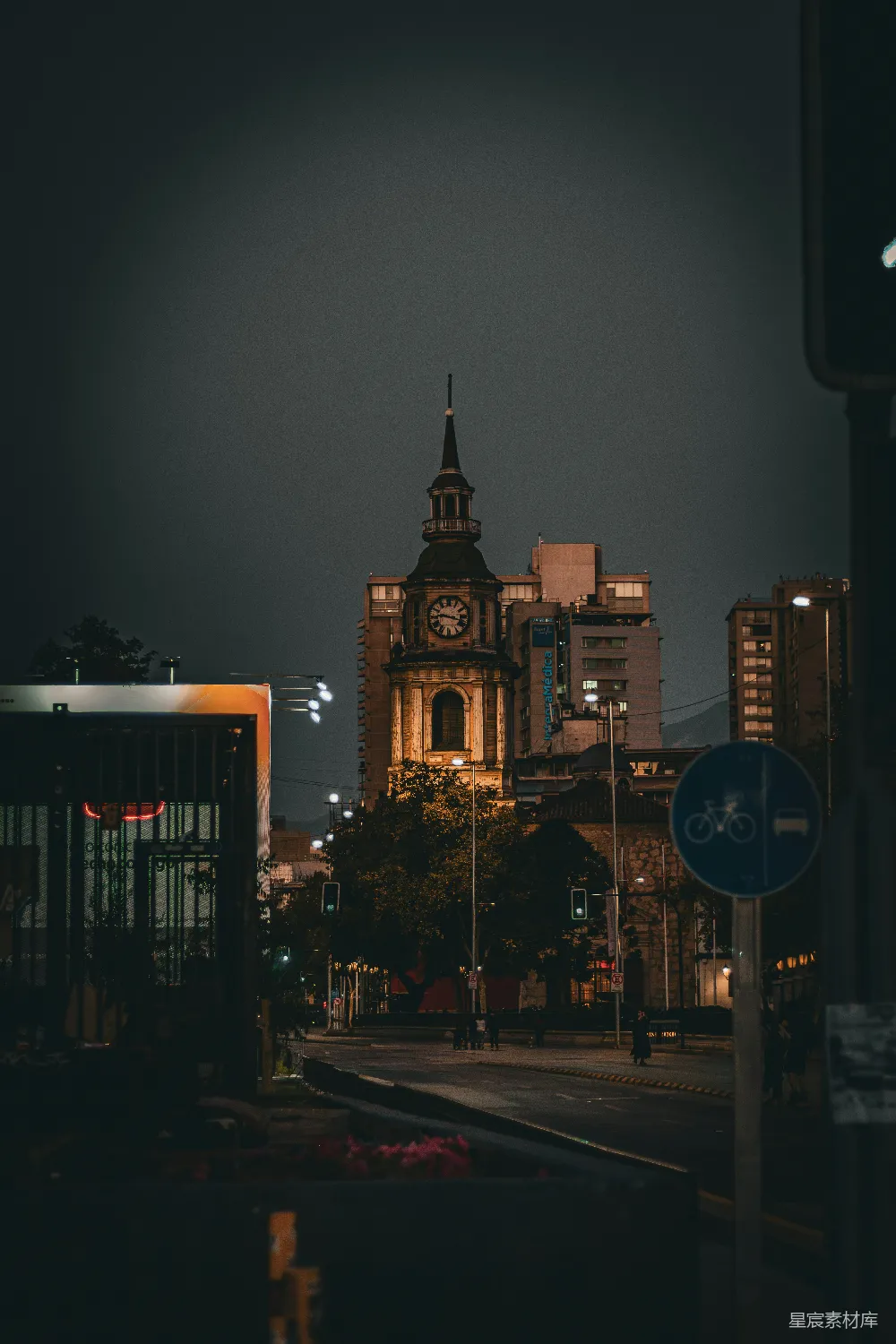 高清摄影 城市 夜景 钟楼 建筑 城市风光 夜幕下的城市钟楼