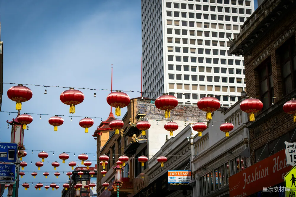 高清摄影 红灯笼 城市街道 现代建筑 节日氛围 城市生活 街头红灯笼与现代建筑的和谐共处