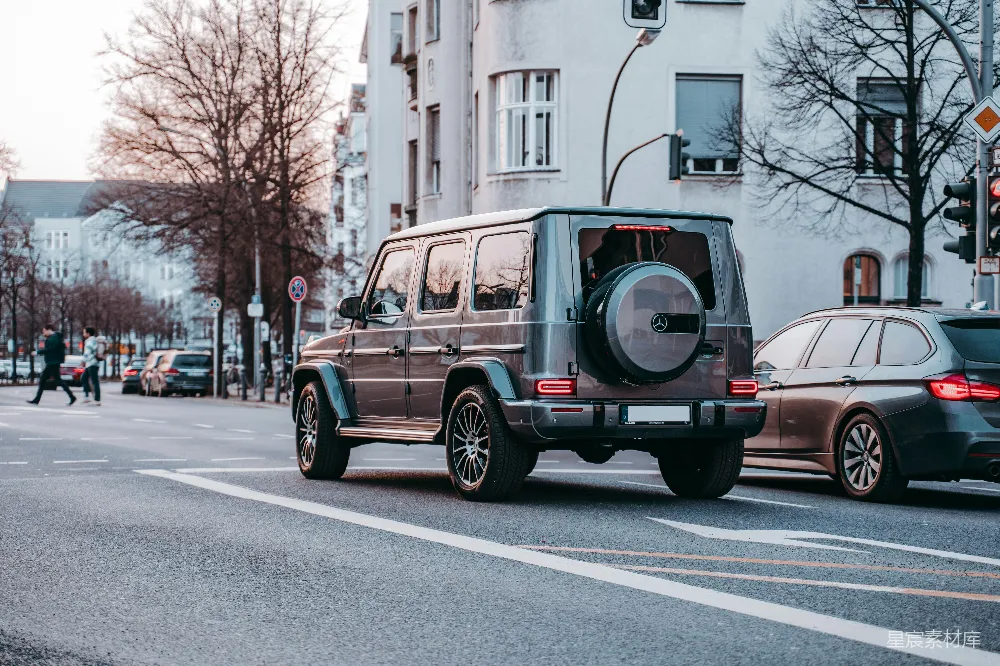 高清摄影 城市 汽车 豪华 街道 旅行 城市中的豪华SUV