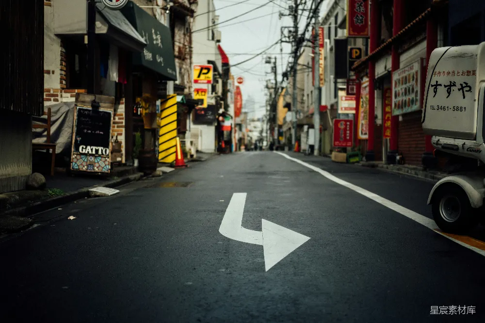 高清摄影 街道 城市 方向标志 宁静 日本 静谧街道的左转指引