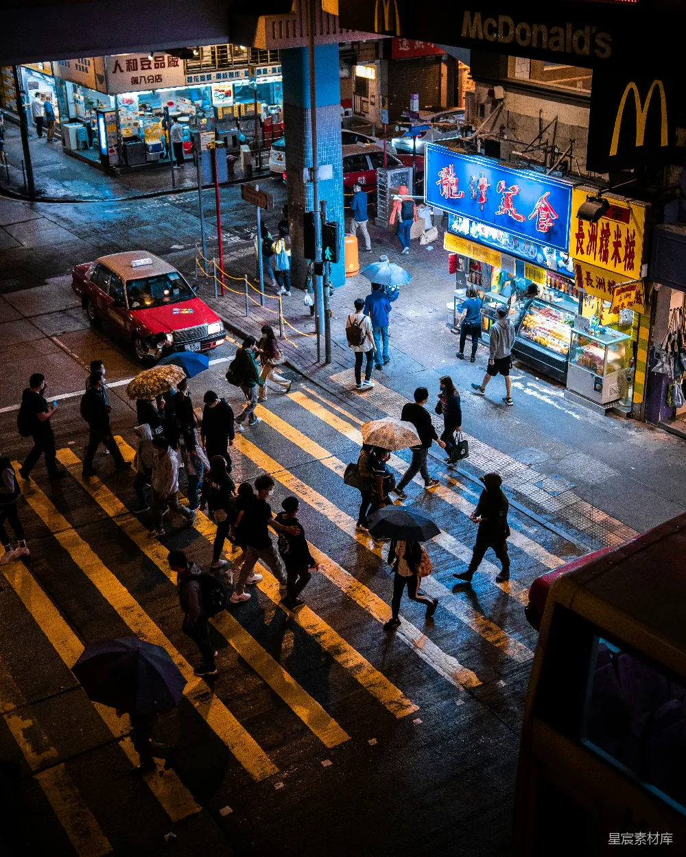 高清摄影 香港 夜景 行人 城市生活 霓虹灯 夜晚香港的街头巷尾