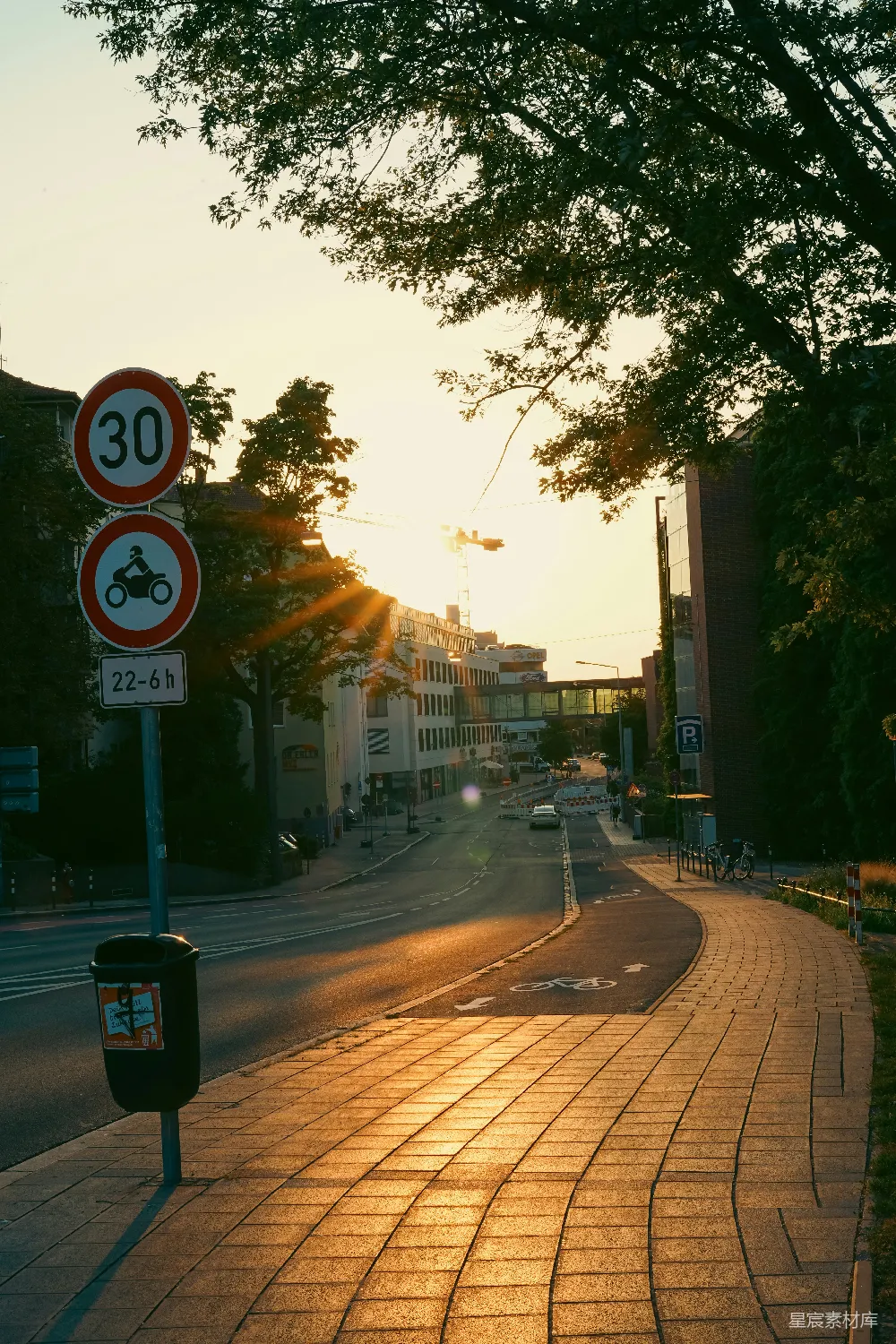 高清摄影 清晨 街道 阳光 城市 宁静 清晨的街道