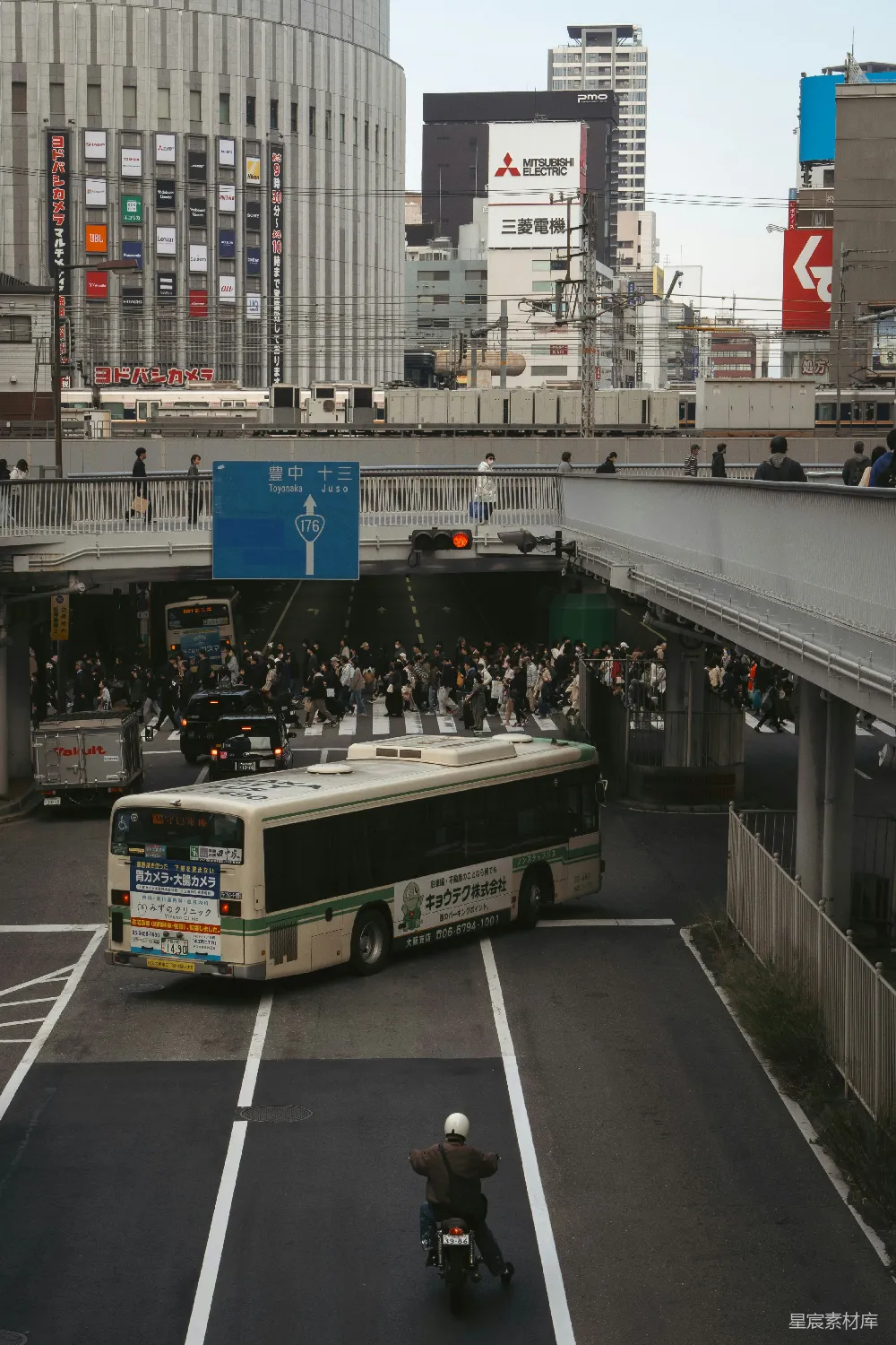 高清摄影 城市 街道 交通工具 人行横道 公交车 城市繁忙街道的日常一幕