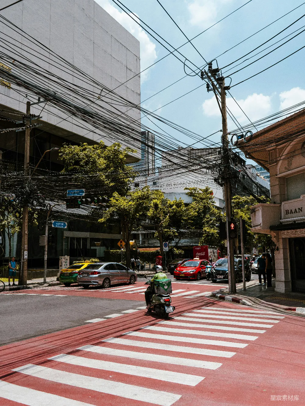 高清摄影 城市 交通 街道 红绿灯 行人 城市街景中的红绿灯