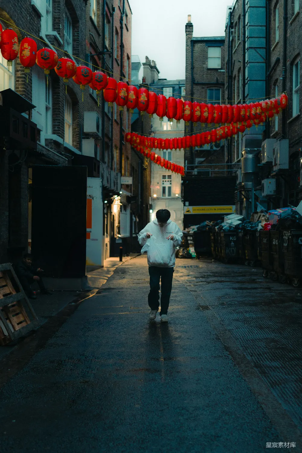 高清摄影 城市街道 雨天 红灯笼 街头巷尾 生活场景 雨巷中的红灯笼