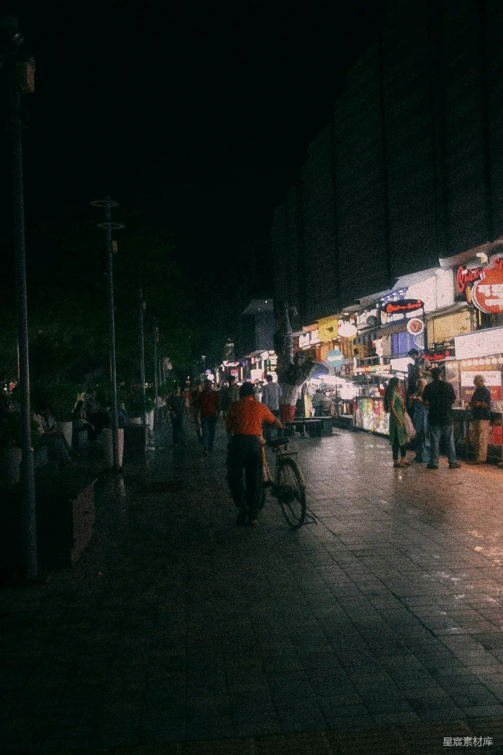 高清摄影 夜市 街景 城市生活 人行道 霓虹灯 夜市的街景
