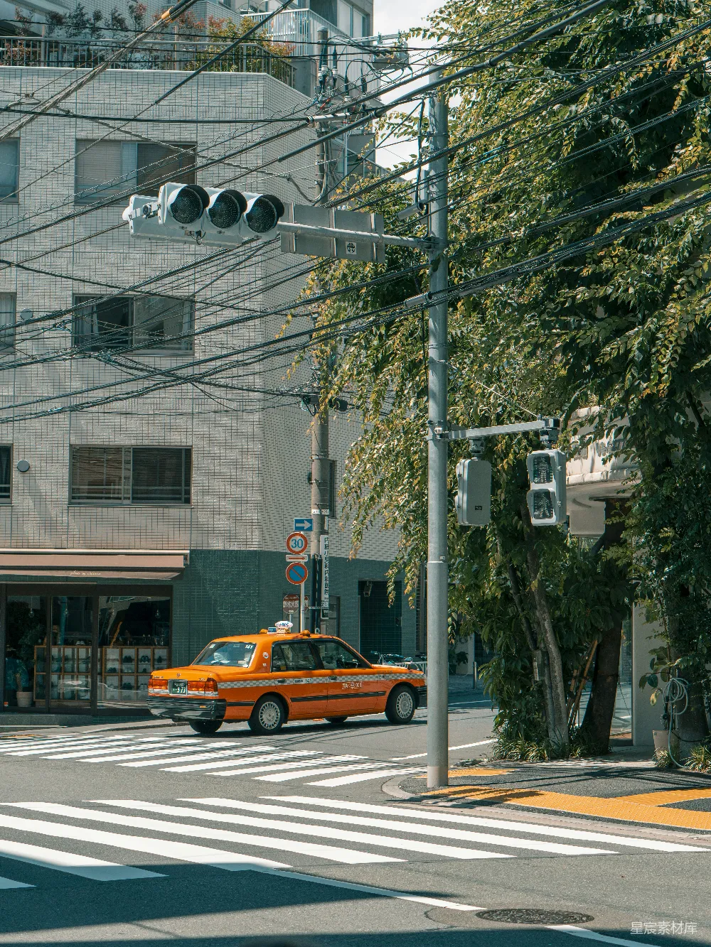 高清摄影 东京 城市 出租车 街道 晴天 东京街头的橙色出租车