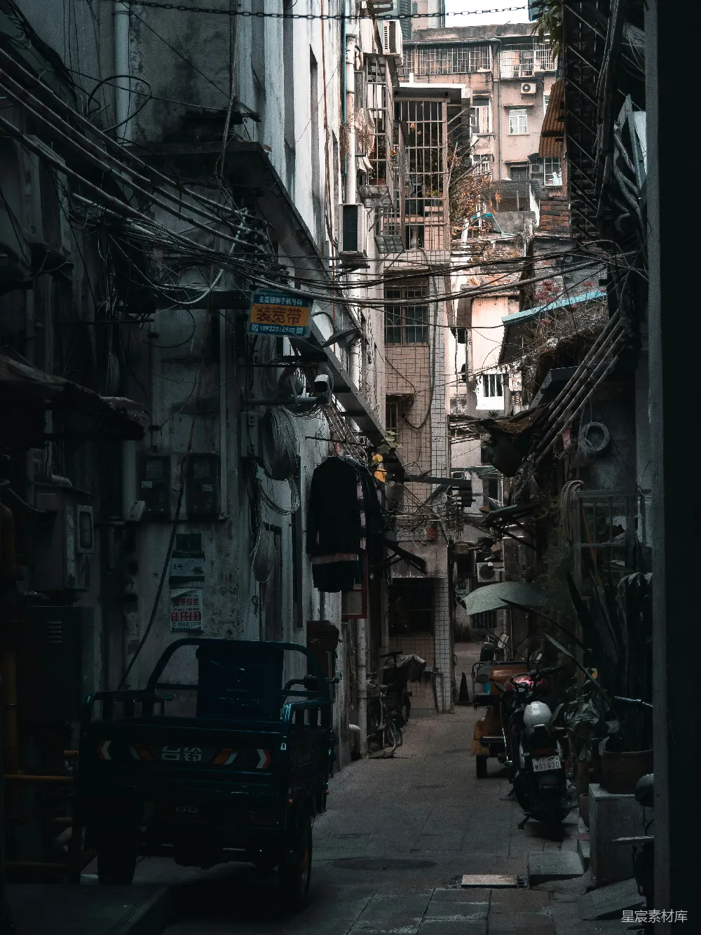 高清摄影 旧城巷弄 生活气息 城市角落 复古风格 日常场景 狭窄的巷弄与旧居
