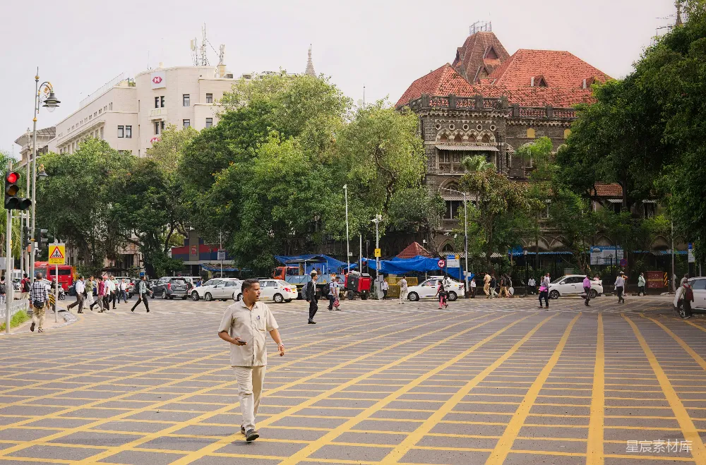 高清摄影 城市生活 建筑风格 街道场景 行人活动 现代城市 繁忙都市中的行人与建筑