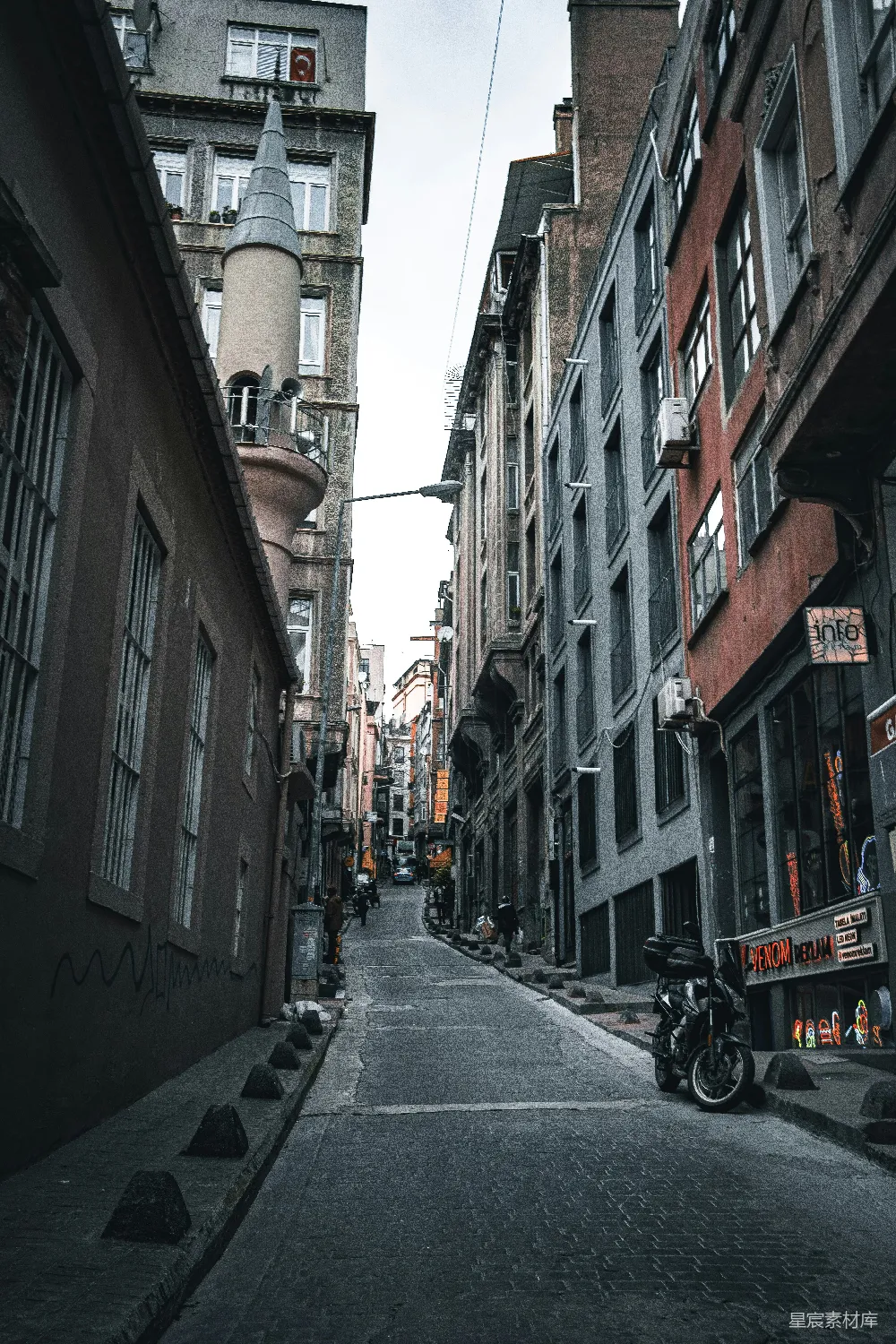 高清摄影 城市巷弄 建筑风格 城市风景 宁静氛围 历史遗迹 狭窄巷弄的宁静与历史