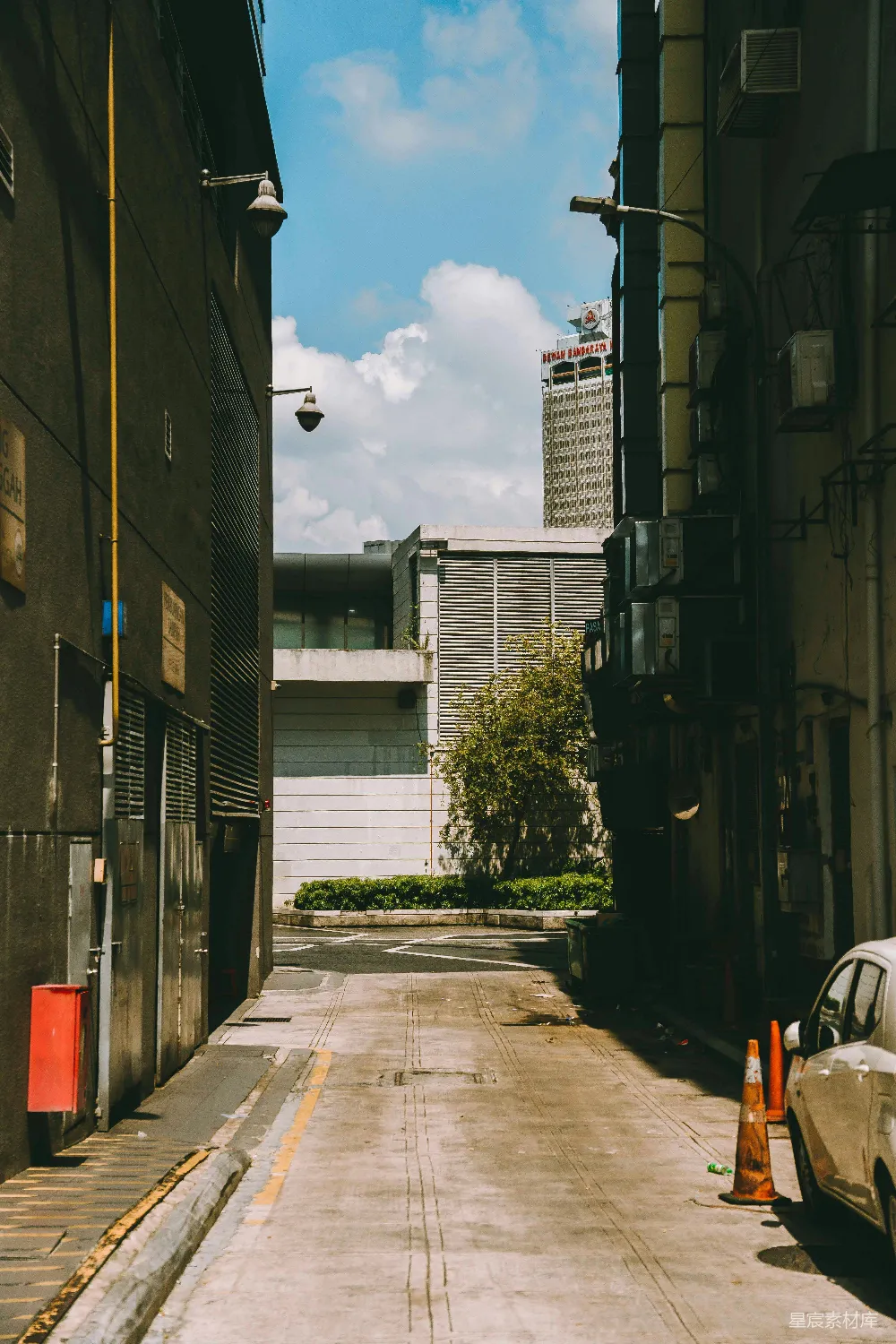 高清摄影 城市 巷子 高楼 现代 都市 城市中的小巷与高楼