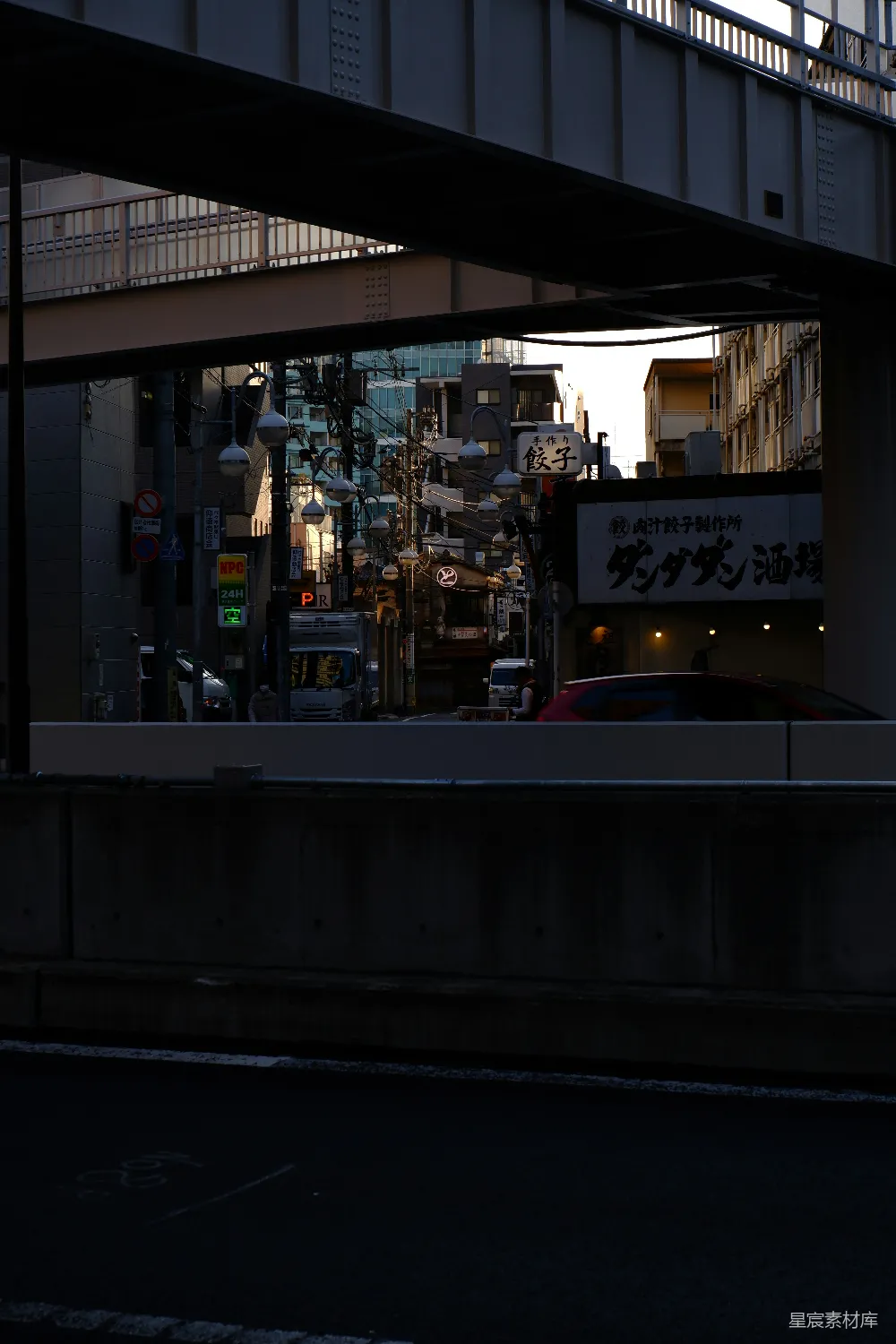高清摄影 城市 街道 昏暗 日本 傍晚 昏暗中的城市街景