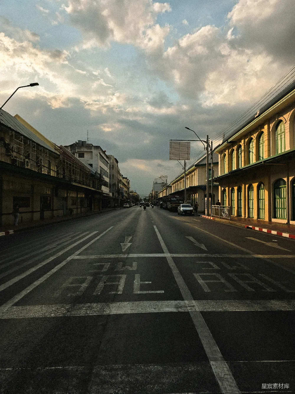 高清摄影 城市 街景 黄昏 建筑 道路 城市的街角黄昏