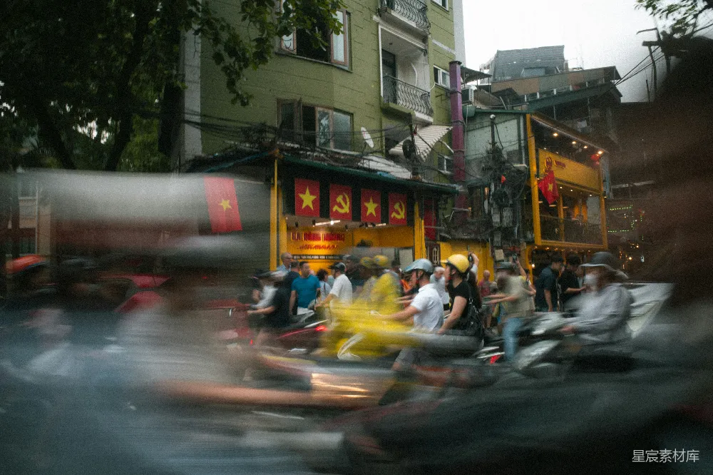 高清摄影 城市 雨天 摩托车 越南 街道 雨中的街道生活