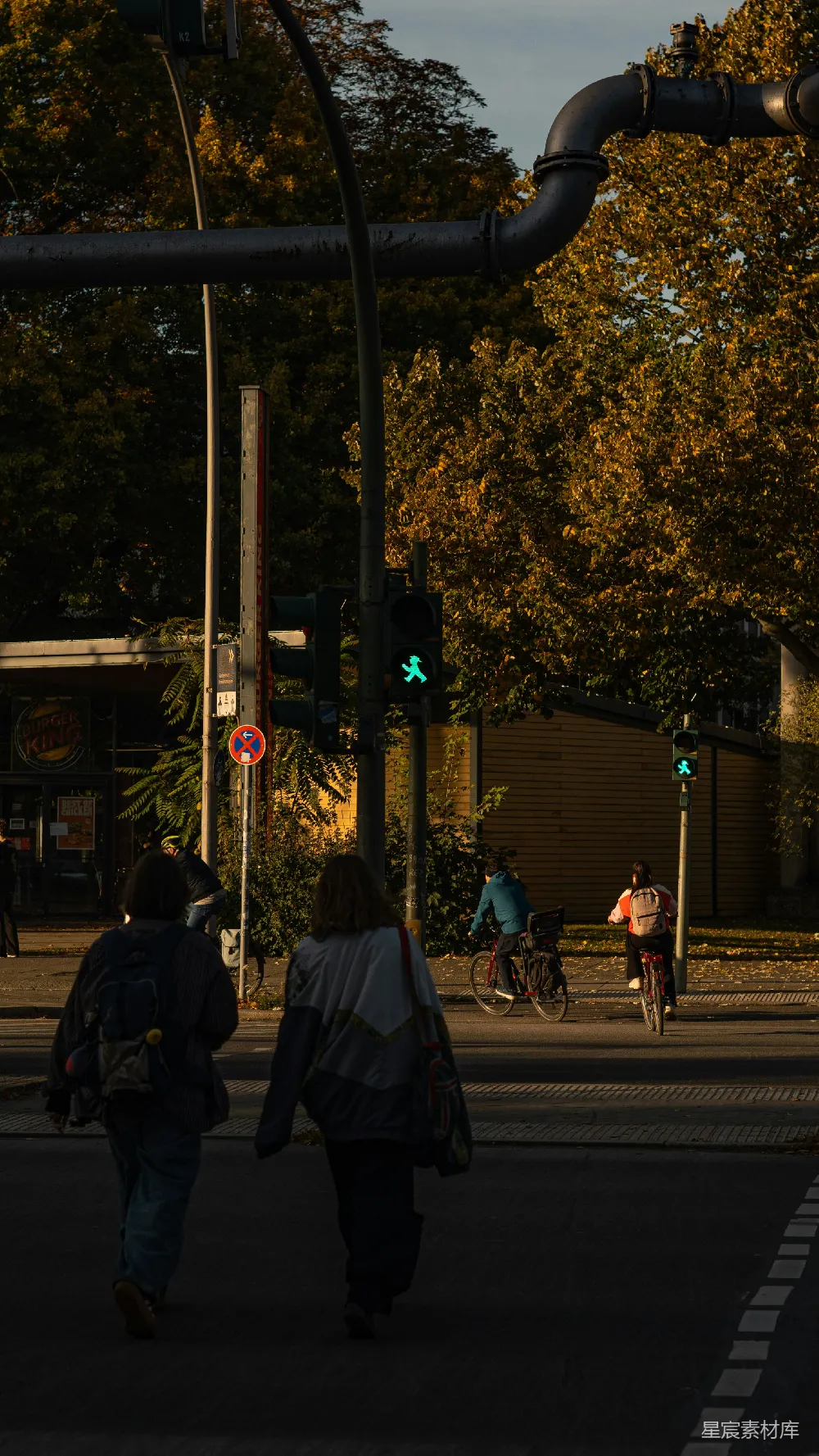 高清摄影 城市街景 夕阳 行人 交通信号灯 秋日 夕阳下的城市街景