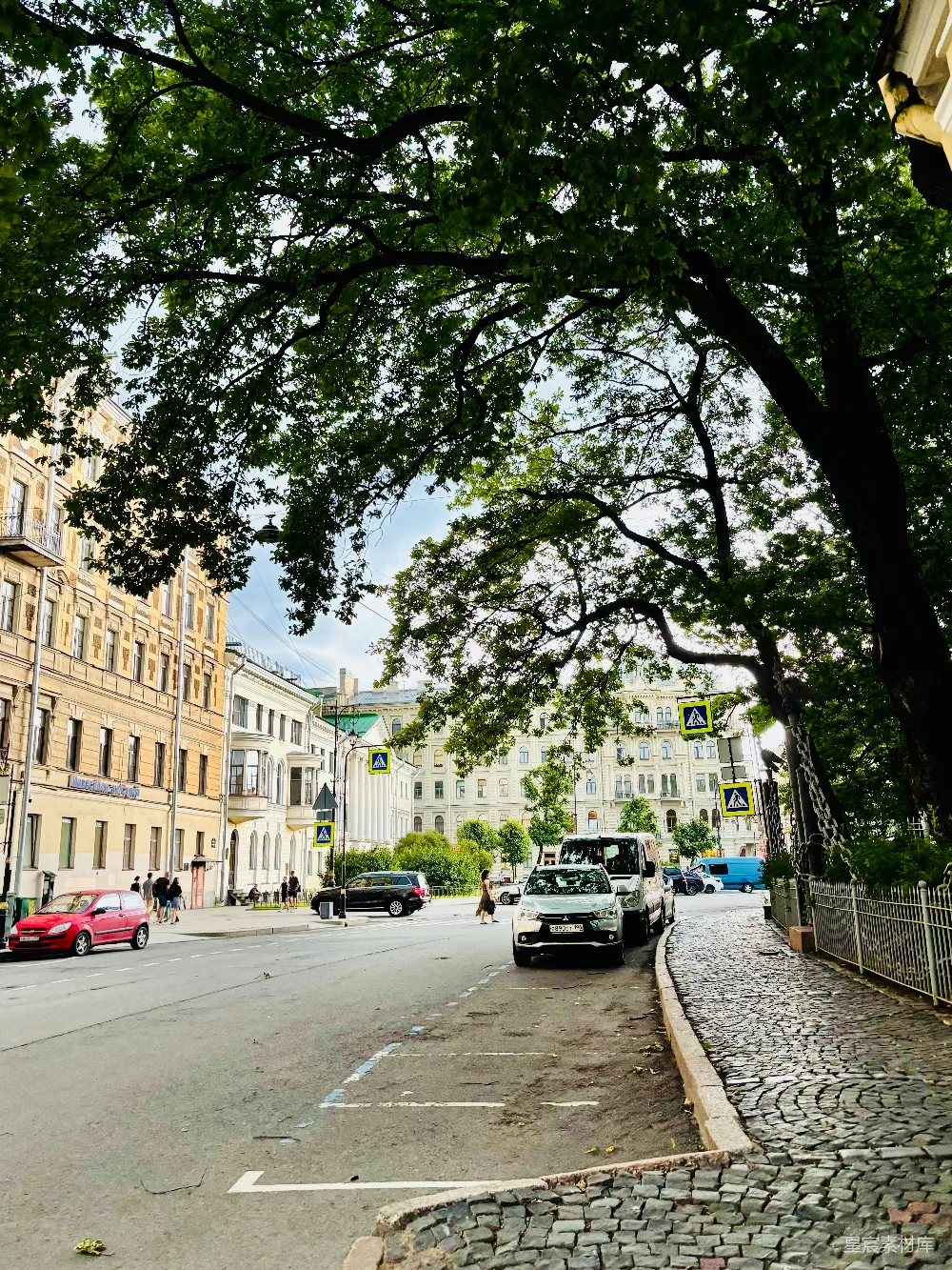 高清摄影 城市风光 街道 树木 日间 城市 树荫下的城市街道