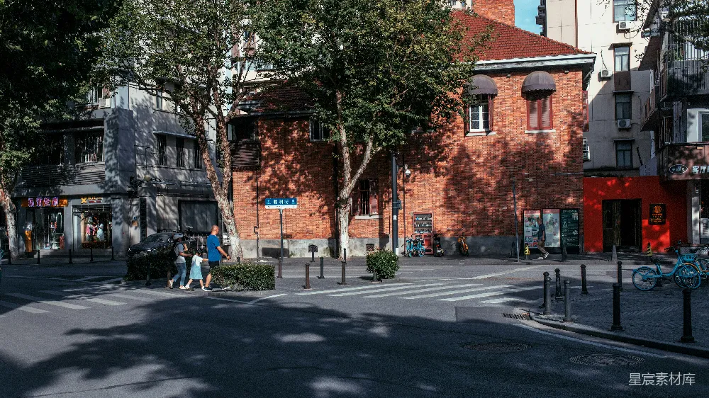 高清摄影 城市街景 光影交错 建筑风情 日常生活 宁静角落 城市的角落与光影交织的街景