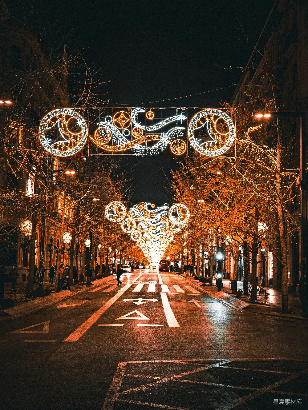 高清摄影 城市夜景 灯光装饰 街道 节日氛围 夜间场景 夜晚的城市灯光装饰