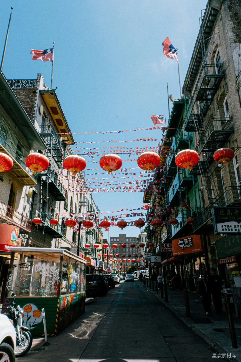 高清摄影 中国城 节日装饰 红色灯笼 城市街道 户外场景 充满节日气氛的中国城街道