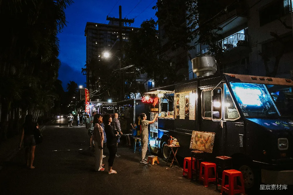 高清摄影 夜市 食物卡车 夜间生活 城市夜景 街头美食 夜市中的食物卡车
