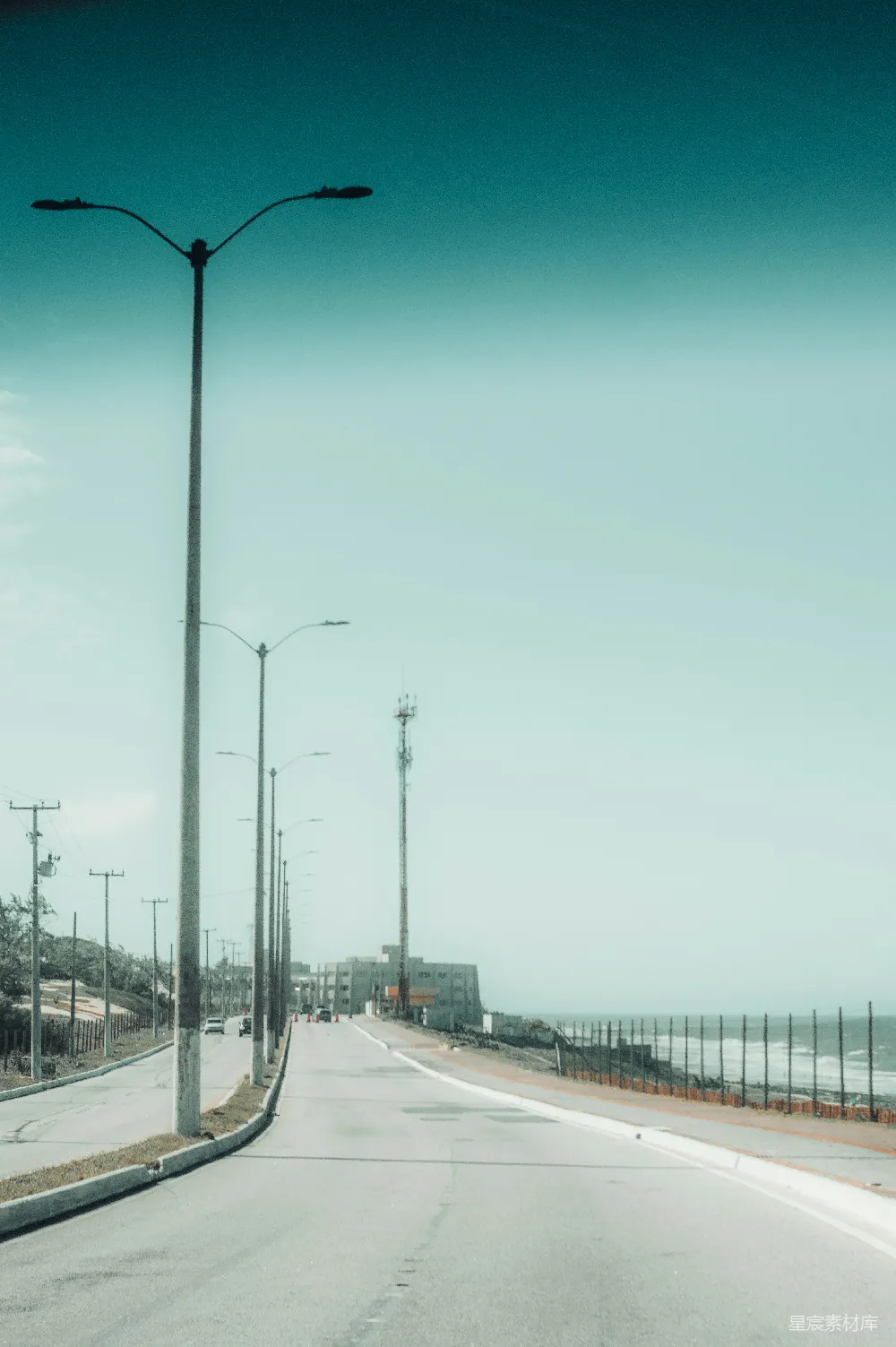 高清摄影 公路 沿海 宁静 路灯 风景 沿海公路的宁静景象