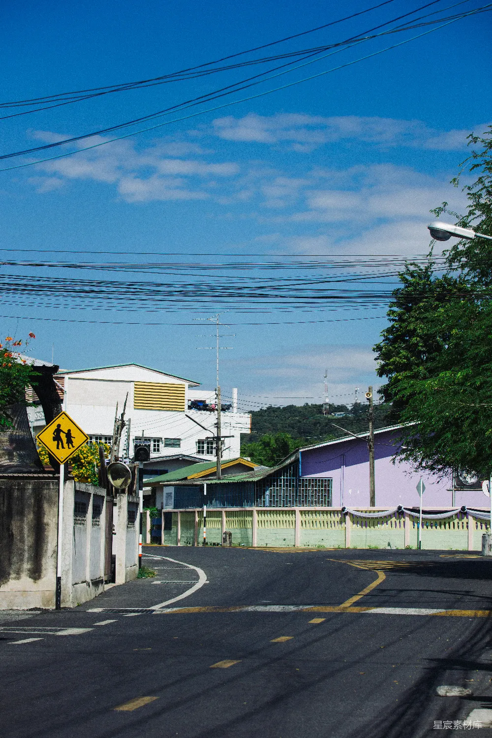 高清摄影 街道 晴天 建筑 小镇 自然 晴空下的小镇街景