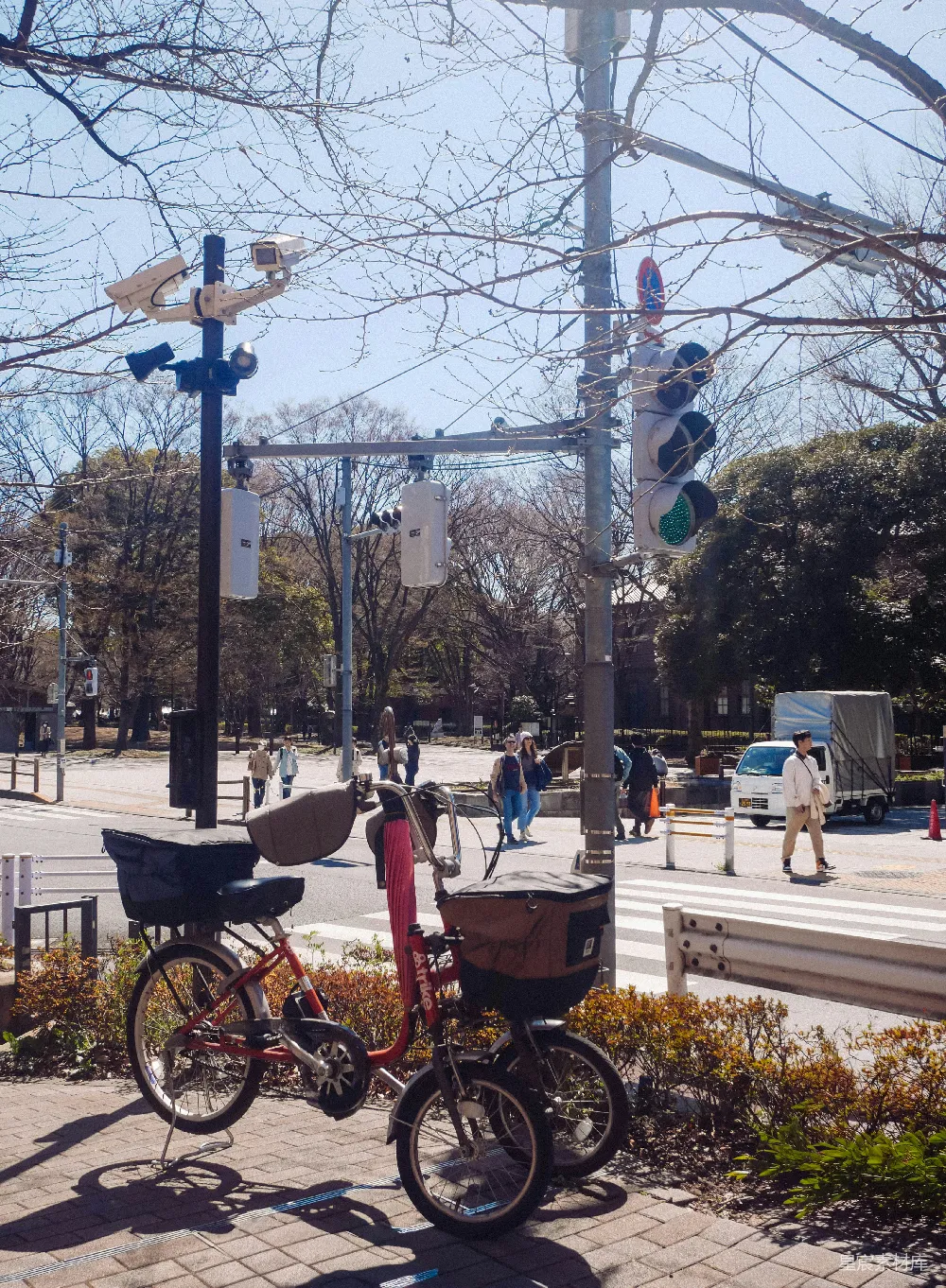 高清摄影 监控摄像头 交通信号灯 城市街道 交通场景 安全监控 城市街道的监控与交通信号