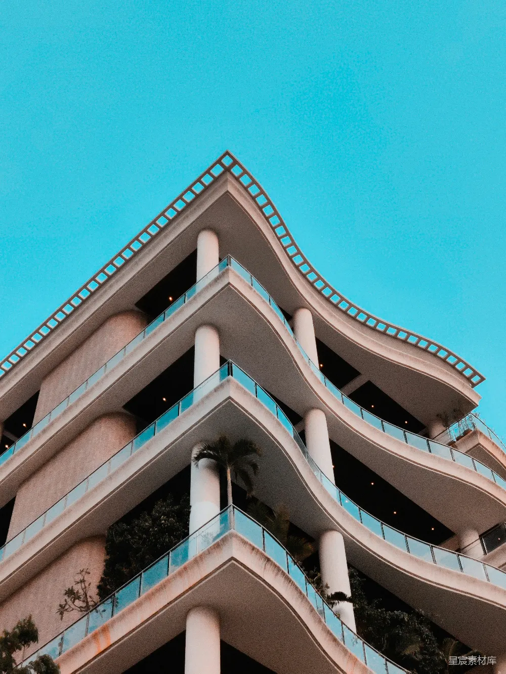 高清摄影 建筑 现代风格 城市景观 几何美学 城市天际线 现代建筑的优雅曲线