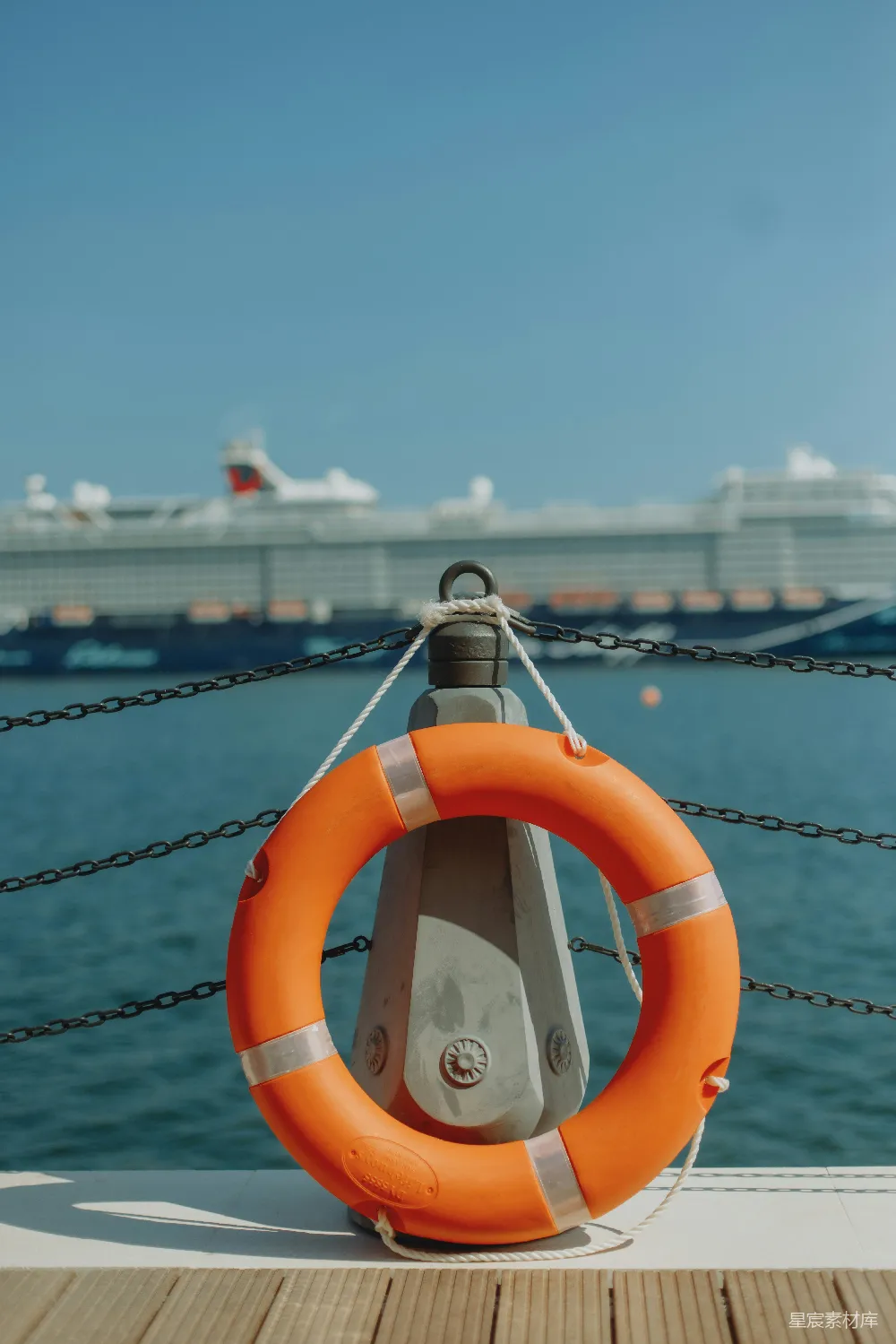 高清摄影 救生圈 游轮 海港 安全 旅行 救生圈与游轮