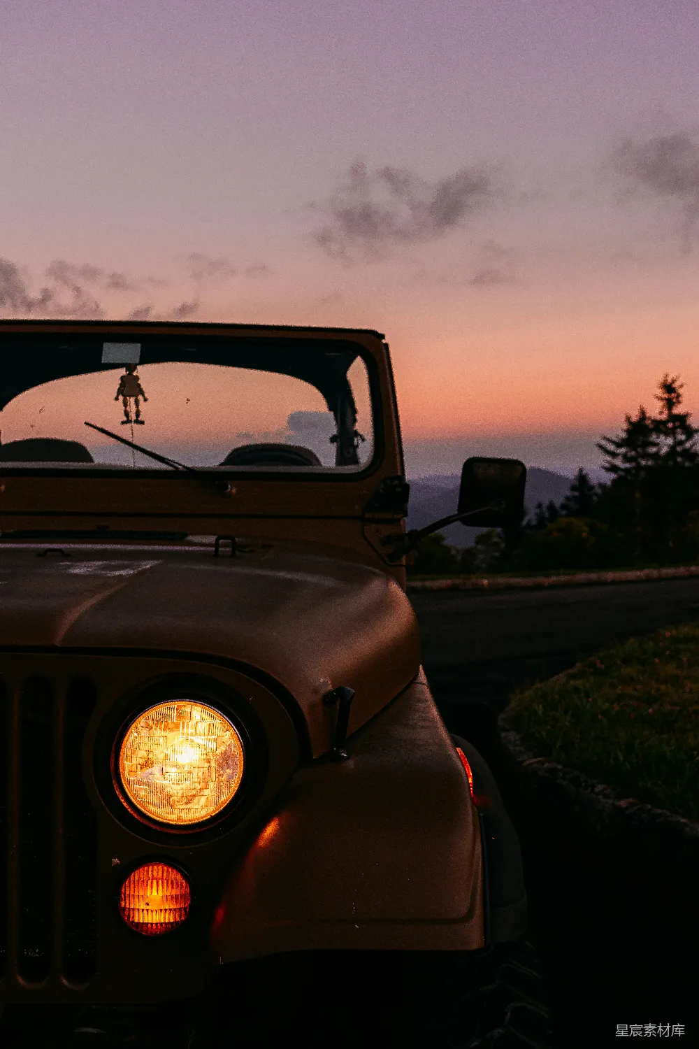 高清摄影 复古 吉普车 夕阳 旅行 户外 夕阳下的复古吉普车