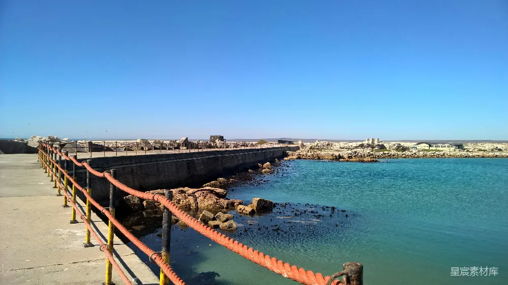高清摄影 海岸线 码头 海景 自然风光 休闲 海岸边的码头与清澈海水