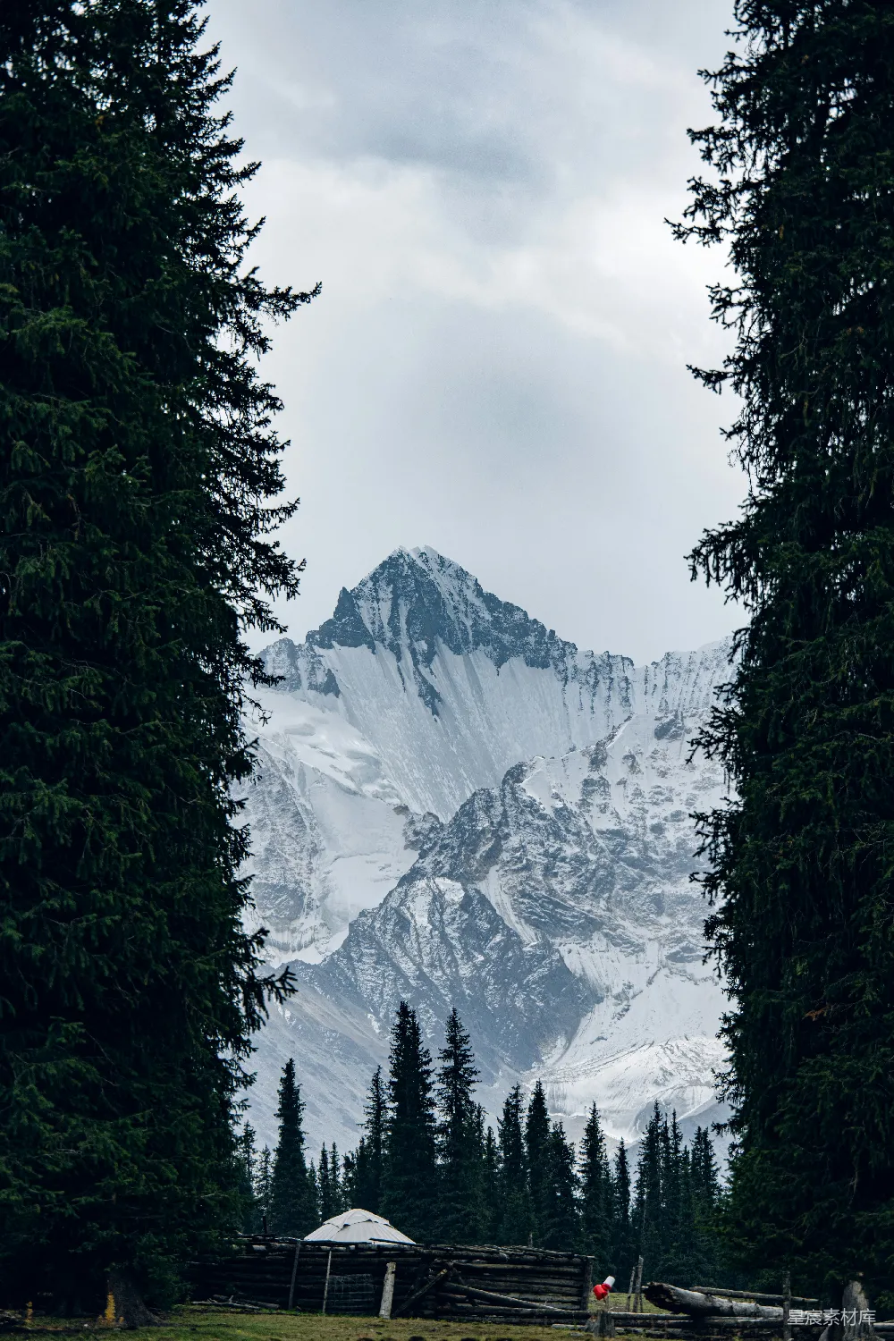 高清摄影 雪山 木屋 自然风光 宁静 户外 雪山与木屋的宁静时光
