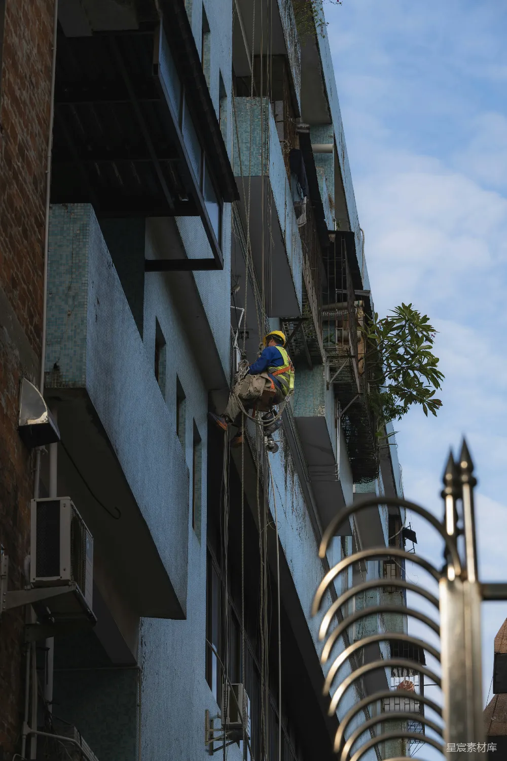高清摄影 建筑 高空作业 工人 维修 城市 高空作业中的建筑工人