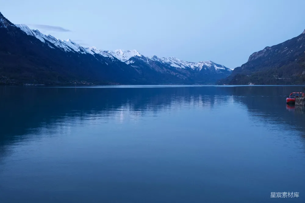 高清摄影 自然风光 宁静 湖泊 山脉 清晨 静谧的湖畔与雪山