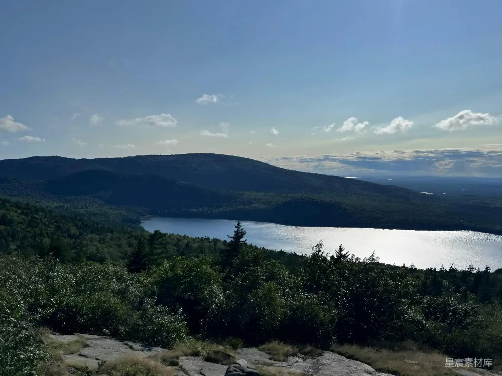 高清摄影 自然风光 湖泊 山景 宁静 户外 山间湖泊的宁静景色