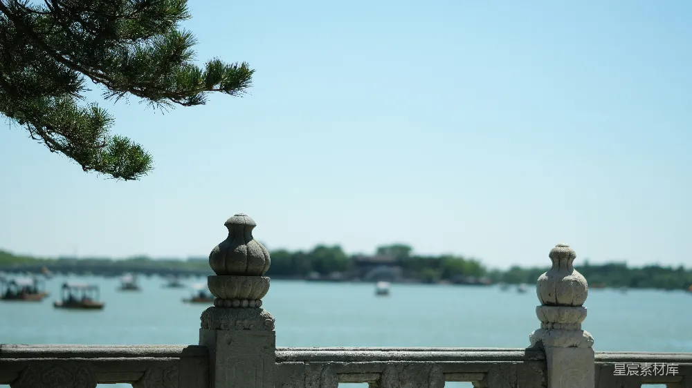 高清摄影 自然风光 宁静 桥梁 松树 风景 碧水蓝天下的古桥与松枝