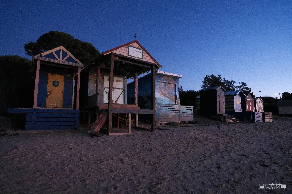 高清摄影 海滩 黄昏 小屋 自然 宁静 黄昏时分的海边小屋