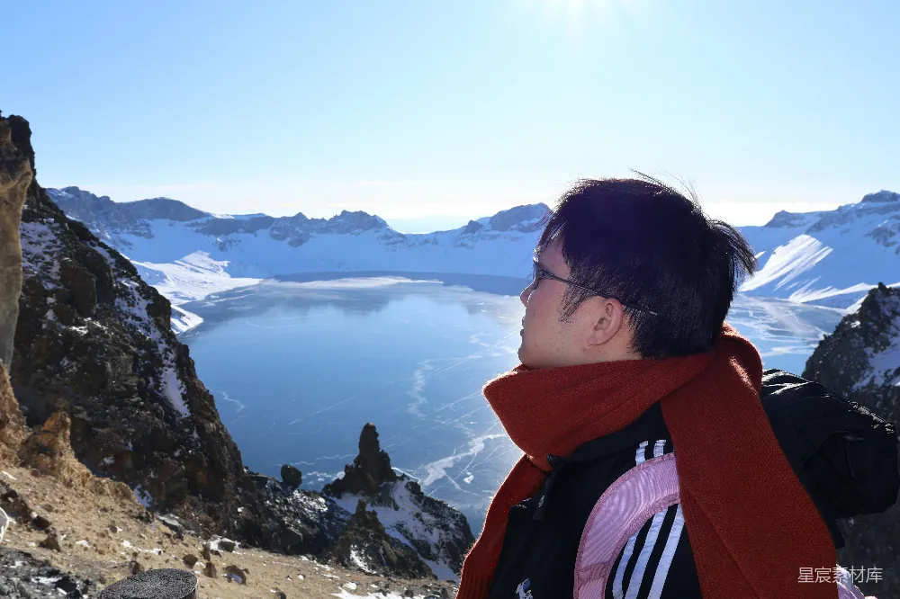 高清摄影 雪山 湖景 旅行 自然风光 冬季 雪山湖畔的宁静时光