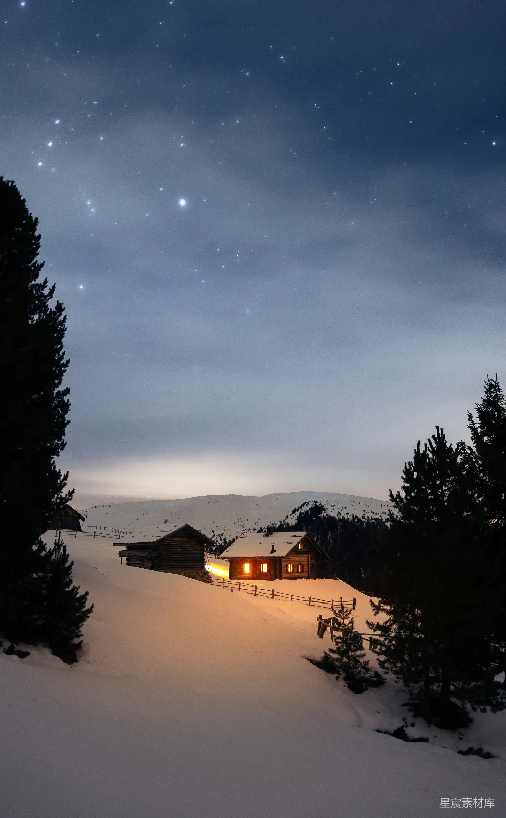 高清摄影 雪景 星空 小屋 宁静 自然 雪夜小屋下的璀璨星空