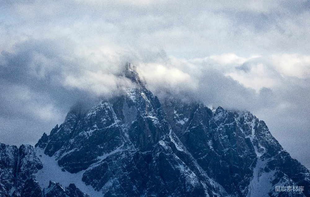 高清摄影 雪山 云雾 自然风光 冬季 户外 云雾缭绕的雪山