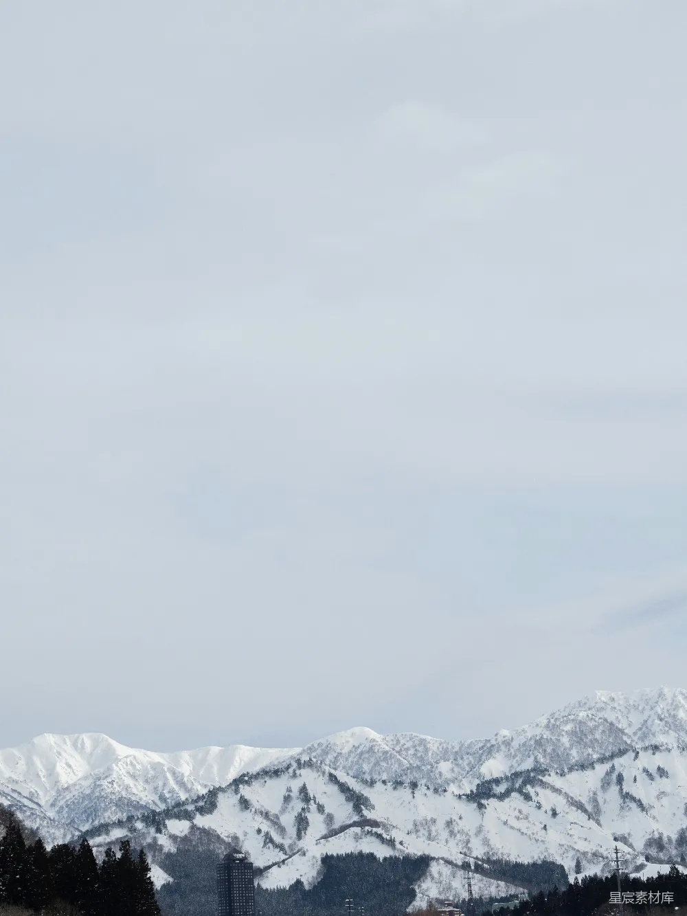 高清摄影 雪景 山脉 自然风光 宁静 冬季 雪后的静谧山景