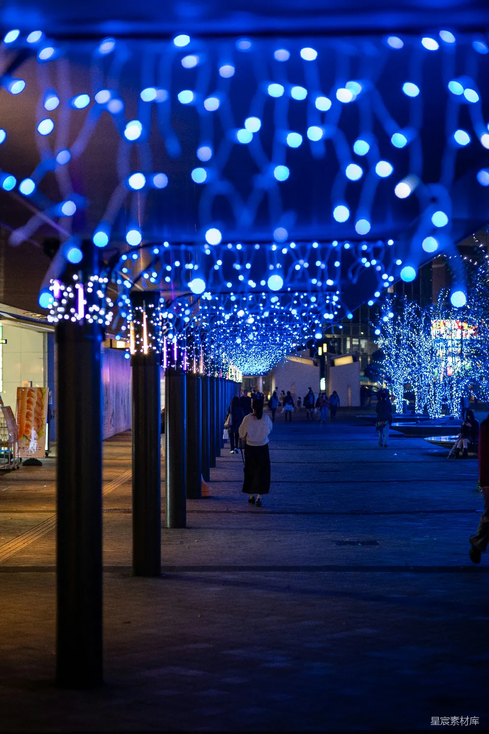 高清摄影 夜晚 蓝光 城市 人行道 节日 蓝光下的城市夜晚