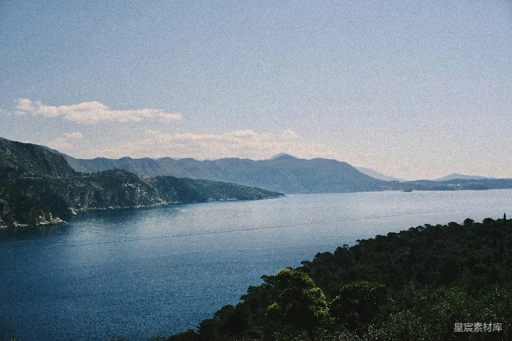 高清摄影 海岸线 自然风光 宁静 山脉 海洋 宁静的海岸线